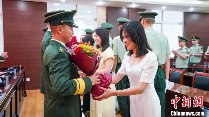 軍屬向晉升警官獻(xiàn)花?！堨狭?攝