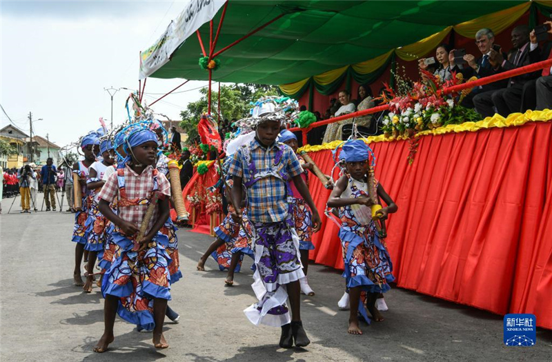 7月12日，演員在圣多美和普林西比圣多美島瓜達盧佩鎮(zhèn)舉行的獨立日慶典活動上表演。新華社記者 韓旭 攝