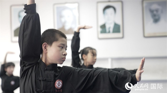 正在練習(xí)劈掛拳的武術(shù)學(xué)童。人民網(wǎng)記者 袁蒙攝