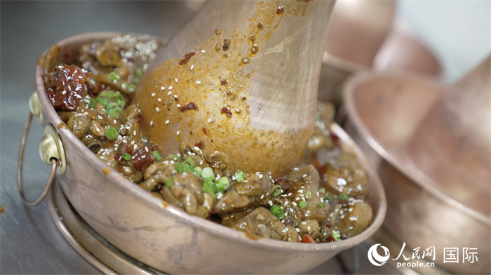 滄州火鍋雞。人民網(wǎng)記者 袁蒙攝