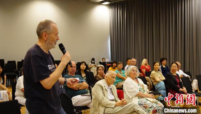 圖為現(xiàn)場觀眾提問?！“亓种袊幕行墓﹫D