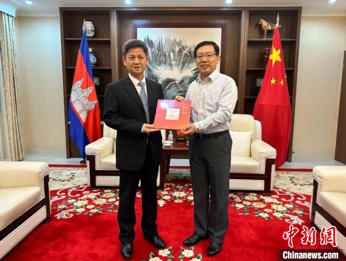 7月12日下午，中國駐柬埔寨大使王文天在金邊會見援柬中醫(yī)醫(yī)療隊(duì)?！≈袊v柬埔寨大使館微信公眾號 攝