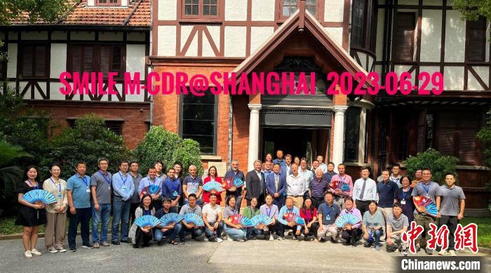 “微笑”衛(wèi)星(SMILE)任務(wù)中歐聯(lián)合轉(zhuǎn)正樣設(shè)計評審會合影。　中科院國家空間科學(xué)中心 供圖