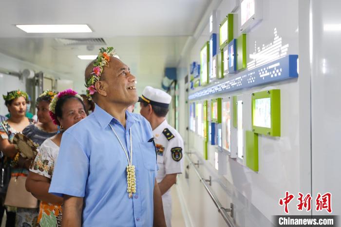 基里巴斯總統(tǒng)等政要參觀海上醫(yī)院?！⌒煳?攝