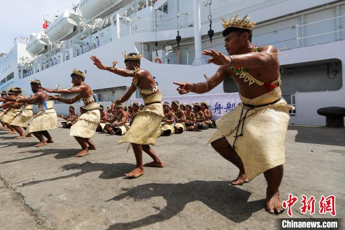基方民眾表演當(dāng)?shù)靥厣璧?，歡迎“和平方舟”號醫(yī)院船來訪?！⌒煳?攝