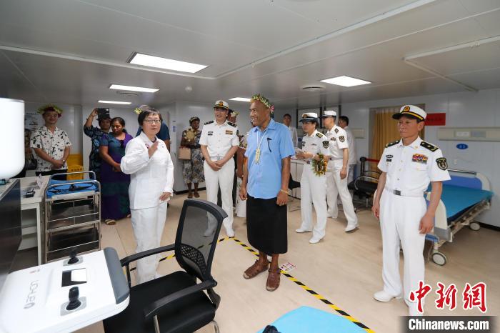 基里巴斯總統(tǒng)等政要參觀海上醫(yī)院?！⌒煳?攝