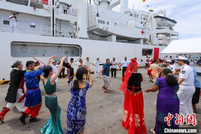 中基雙方人員在碼頭歡迎儀式上歡聚一堂。　徐巍 攝