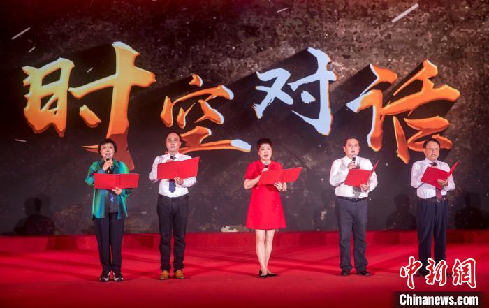 陳曉帆與顏福慶之孫顏志淵、陶行知曾孫陶侃、榮毅仁侄女榮智豐深情朗誦《與統(tǒng)戰(zhàn)先輩的時(shí)空對(duì)話》?！堦?攝