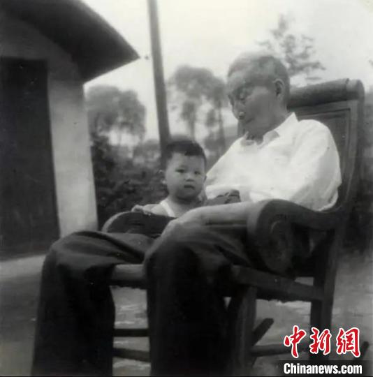 陳望道與幼年的陳曉帆。　陳曉帆供圖