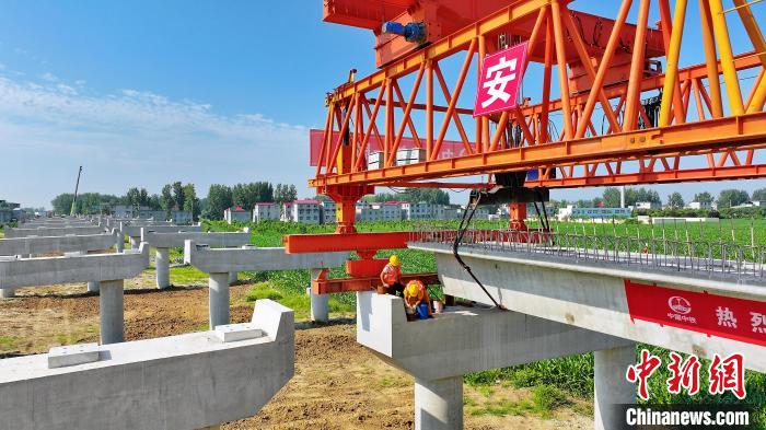 長25米重80噸的箱梁平穩(wěn)、精準(zhǔn)地落在S314分離式立交橋25號和26號墩上?！⒂癫?攝