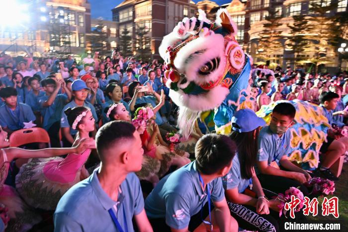 舞獅表演與現(xiàn)場觀眾互動。　王東明 攝