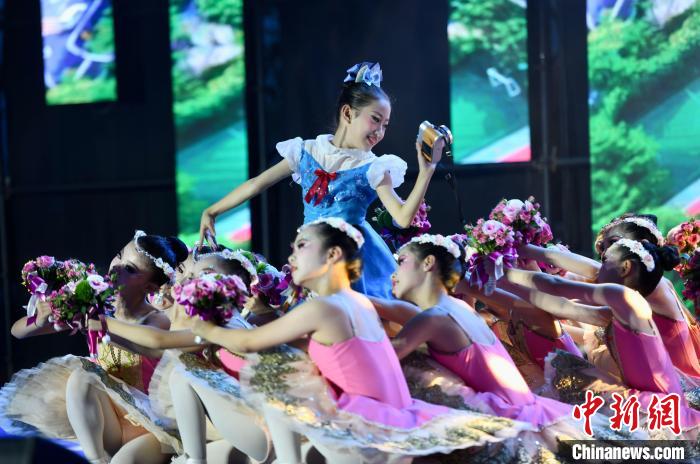 芭蕾表演《鮮花送給好朋友》?！⊥鯑|明 攝