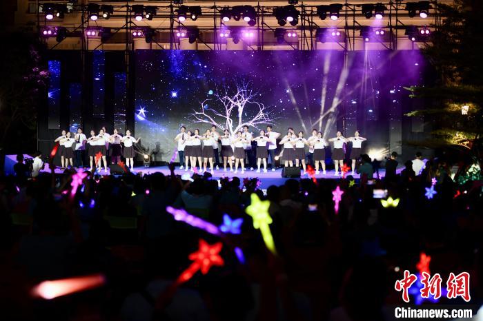 合唱表演《夜空中最亮的星》?！⊥鯑|明 攝