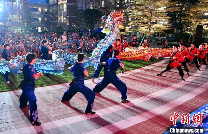 兩岸青少年同臺呈現(xiàn)龍獅表演?！⊥鯑|明 攝