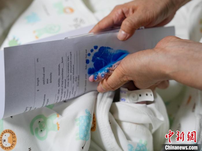 醫(yī)護人員為新生兒留下腳印?！?攝