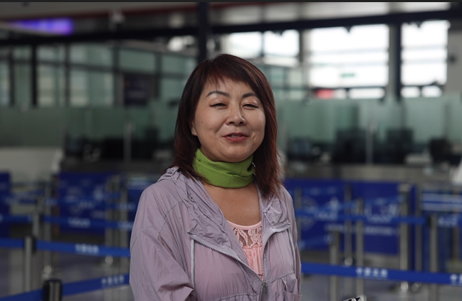 7月22日，曾經(jīng)在老撾瑯勃拉邦工作過3年的加拿大華僑孫月玲乘坐中老鐵路國際旅客列車從中國出境。衛(wèi)海林 攝