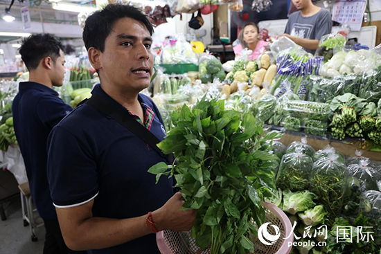 7月19日，泰國(guó)曼谷藍(lán)象餐廳員工向參加活動(dòng)的多國(guó)代表介紹如何挑選新鮮蔬菜。 人民網(wǎng)記者 張矜若攝