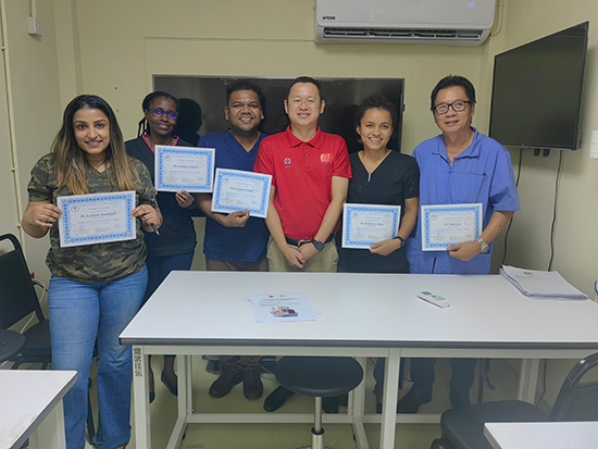 醫(yī)療隊成員與部分學(xué)員合影。第18期援圭亞那醫(yī)療隊供圖