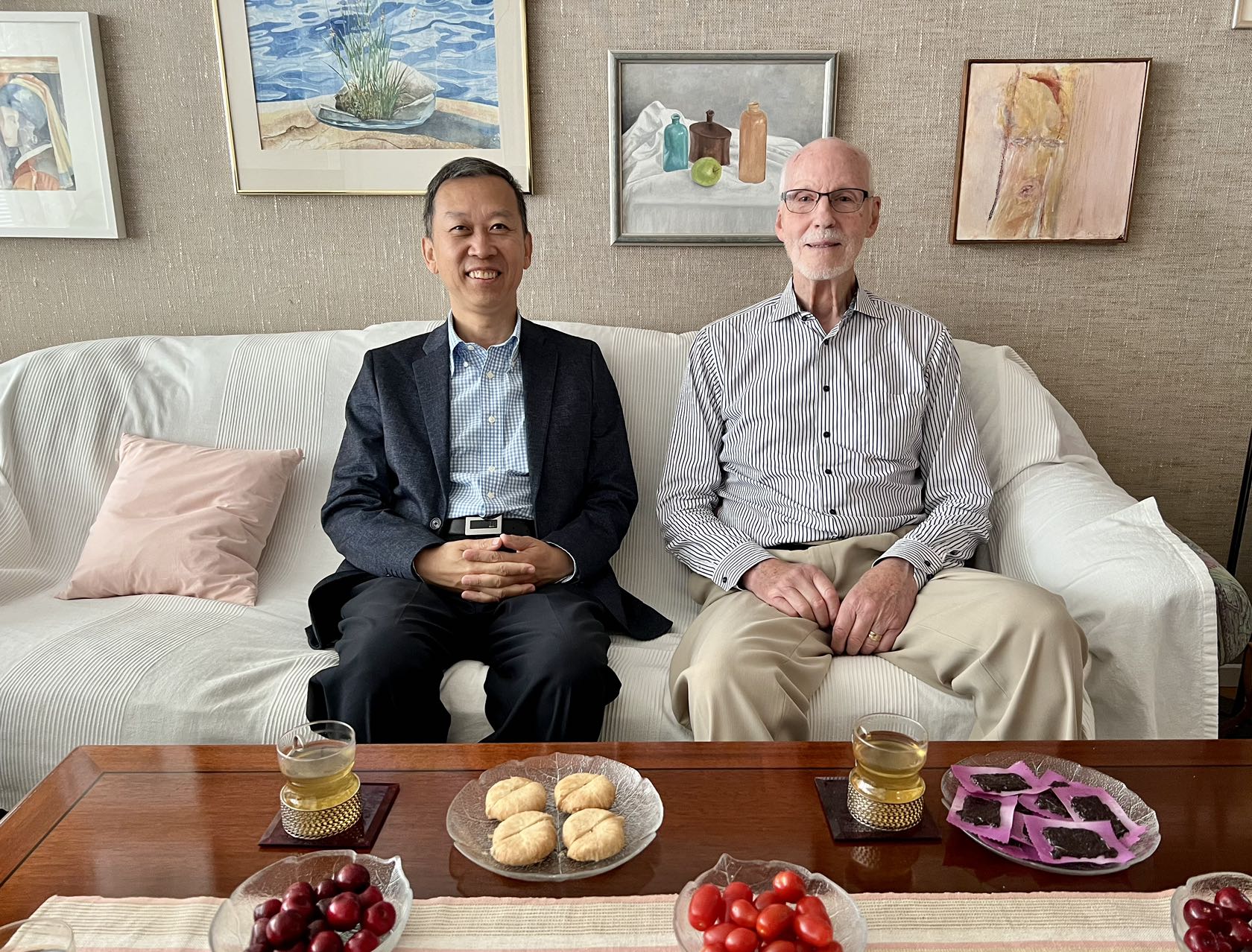 駐瑞典大使崔愛民看望瑞典科學家。中國駐瑞典大使館供圖