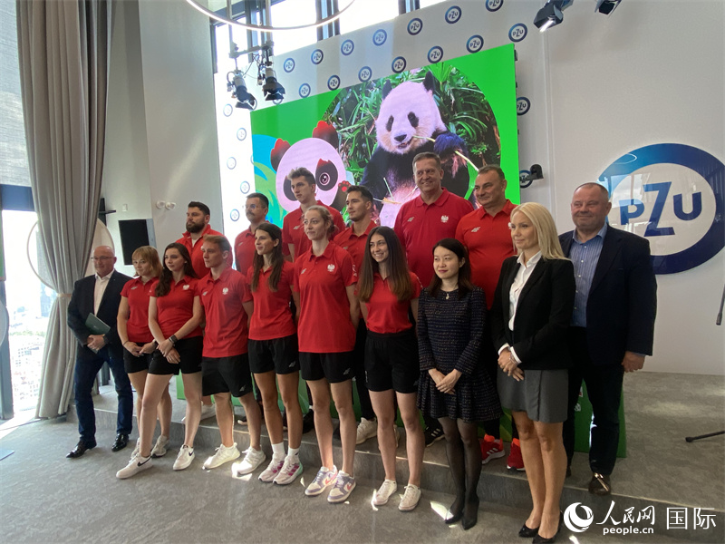 嘉賓與代表團代表合影。人民網(wǎng)記者 禹麗敏攝