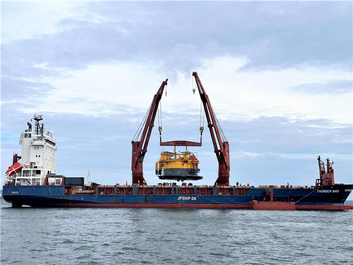 印尼拉維拉維項目32萬噸級單點系泊設(shè)備運(yùn)抵巴厘島巴板港口。張守剛攝