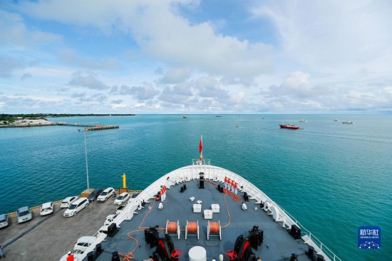 7月22日，中國海軍“和平方舟”號醫(yī)院船駛離基里巴斯首都塔拉瓦。當(dāng)?shù)貢r間22日上午10時，執(zhí)行“和諧使命-2023”任務(wù)的中國海軍“和平方舟”號醫(yī)院船圓滿結(jié)束對基里巴斯的首次訪問，駛離基里巴斯首都塔拉瓦，前往本次任務(wù)的第二站湯加努庫阿洛法港。新華社發(fā)（黎宇 攝）