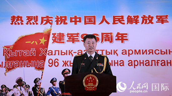 國(guó)防武官胡德君大校發(fā)表致辭。人民網(wǎng)記者 李強(qiáng)攝