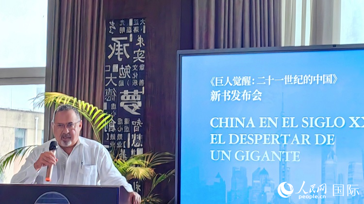 羅德里格斯博士現(xiàn)場(chǎng)介紹著作。吳志華攝