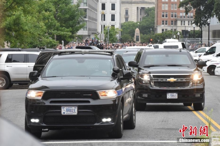 圖為結(jié)束出庭后，特朗普車隊(duì)駛離聯(lián)邦法院。<a target='_blank' href='/'><p  align=