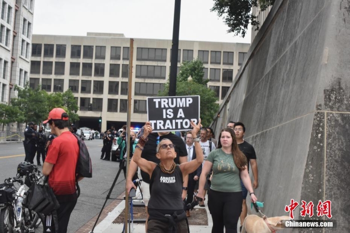 圖為聯(lián)邦法院附近的特朗普反對(duì)者。<a target='_blank' href='/'><p  align=