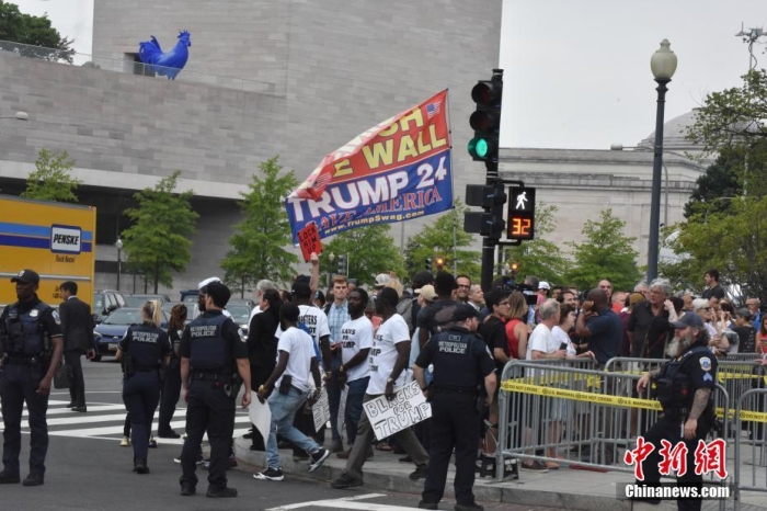 圖為眾多特朗普支持者和反對(duì)者聚集在聯(lián)邦法院周圍。<a target='_blank' href='/'><p  align=