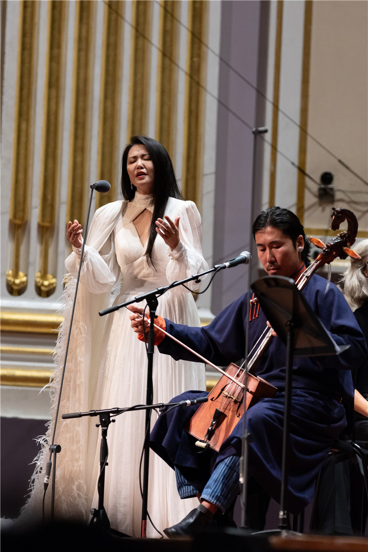 圖片說明： 8月5日，2023愛丁堡國際藝術節(jié)開幕式音樂會《慈悲頌》的演出現(xiàn)場。藝術節(jié)組委會供圖