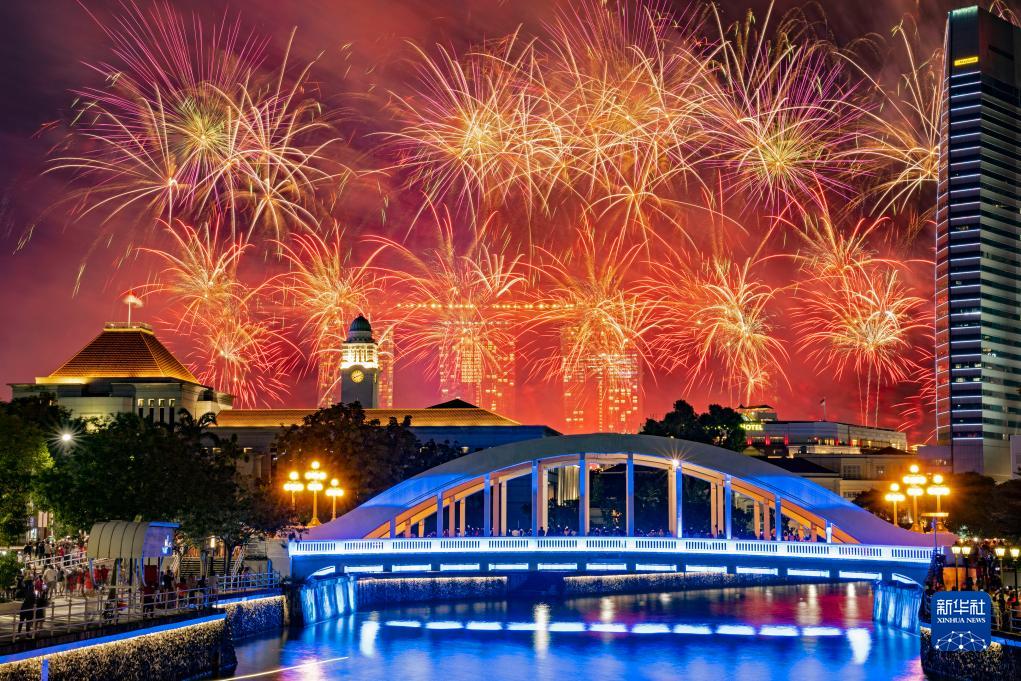 這是8月9日在新加坡國慶慶典上拍攝的煙花。