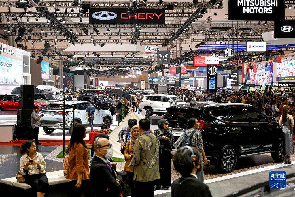 8月10日，在印度尼西亞萬丹省唐格朗的印尼會展中心，人們在2023年印尼國際汽車展上參觀。新華社發(fā)（阿貢攝）