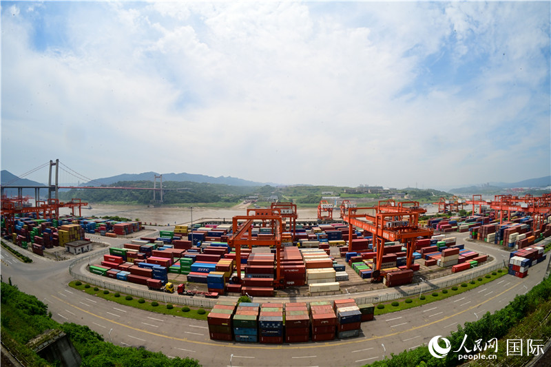 重慶果園港是我國(guó)內(nèi)河最大的鐵公水多式聯(lián)運(yùn)樞紐港，也是西部陸海新通道的重要支點(diǎn)。圖為果園港全貌。人民網(wǎng)記者 苑基榮攝