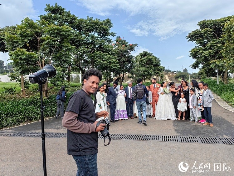 一對新人和親友在亞的斯亞貝巴友誼廣場合影。人民網(wǎng)記者 陳星星攝