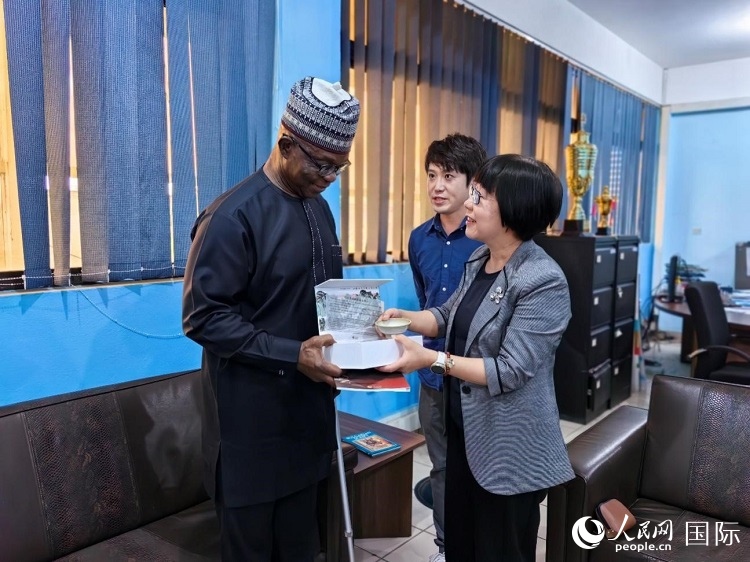 人民網(wǎng)監(jiān)事會主席唐維紅（右一）帶隊訪問尼日利亞通訊社，與該社總裁布克·龐勒（左一）交流。人民網(wǎng)記者 陳星星攝