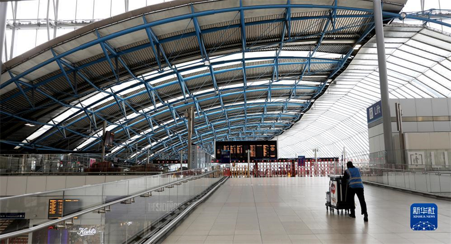 9月1日，一名工作人員在英國(guó)倫敦滑鐵盧火車站內(nèi)行走。因在收入、工作條件等方面與鐵路運(yùn)營(yíng)企業(yè)存在分歧，英國(guó)鐵路員工在9月1日、2日舉行罷工。由于鐵路服務(wù)大幅減少，人們出行面臨不便。新華社記者 李穎 攝