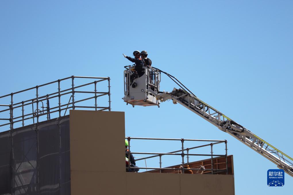 9月1日，在日本神奈川縣相模原市，消防員演練用消防云梯車救下被困高樓的民眾。9月1日是日本防災(zāi)日。當(dāng)天，日本中央政府及多個(gè)都縣市舉行了防災(zāi)演練，以提高大規(guī)模災(zāi)害發(fā)生時(shí)防災(zāi)機(jī)構(gòu)和市民迅速應(yīng)對(duì)的能力。新華社記者 楊光 攝