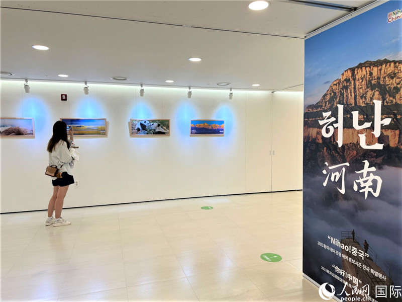 2.民眾參觀“看九曲黃河 聽華夏故事”主題展。人民網(wǎng)記者 馬菲攝