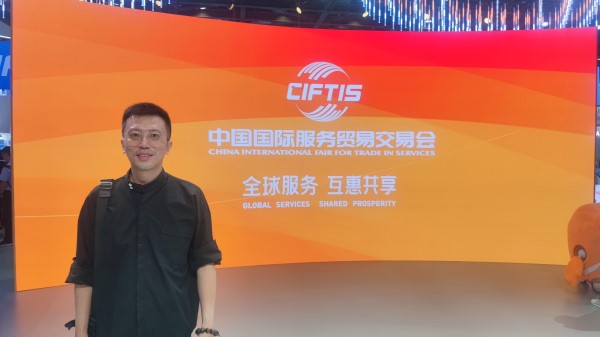 9月2日，梁家僖在國家會議中心拍照留念。受訪者供圖