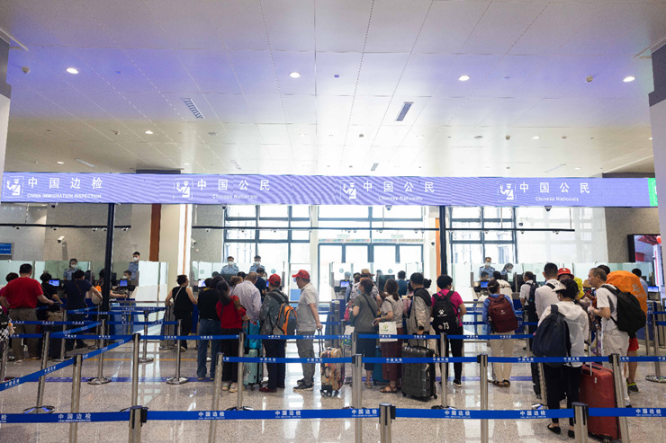 乘坐中老鐵路國際旅客列車的旅客在磨憨邊檢大廳排隊(duì)候檢。黃遠(yuǎn)飛 攝