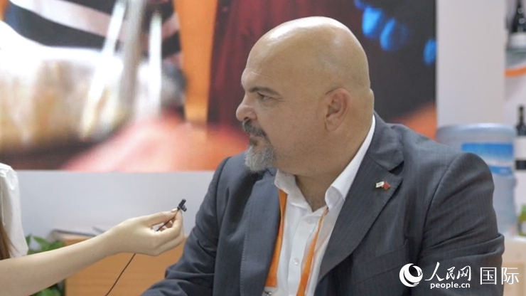 塞浦路斯首席經(jīng)濟(jì)商務(wù)參贊歐陽(yáng)路接受記者采訪。人民網(wǎng) 王禹蘅攝