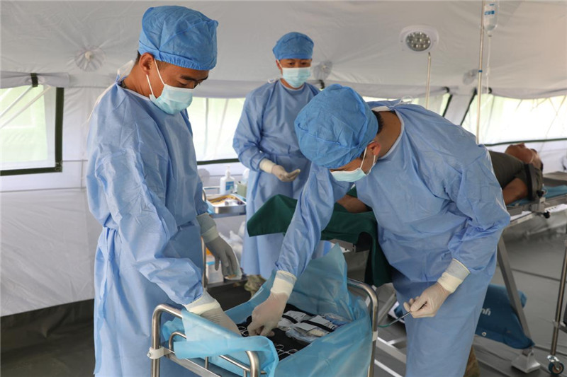 出征前，“純凈家園-2023”多國聯(lián)合掃雷行動中方任務(wù)分隊醫(yī)療組官兵正在進(jìn)行專業(yè)訓(xùn)練。趙文環(huán)攝