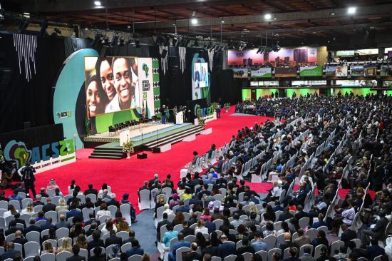 9月4日，在肯尼亞內(nèi)羅畢，與會代表參加首屆非洲氣候峰會開幕式。新華社記者 韓旭 攝