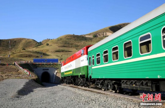 2016年8月24日，塔吉克斯坦“瓦赫達特-亞灣”鐵路通車。這是絲綢之路經(jīng)濟帶框架下首個開工并建成的鐵路項目，具標志性意義。圖為火車進入由中鐵十九局集團有限公司承建的隧道。文龍杰 攝