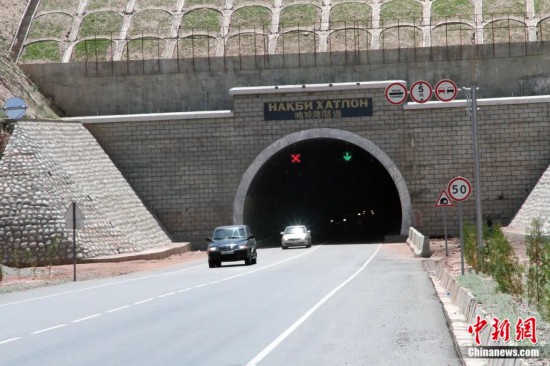 連接塔吉克斯坦南北的重要隧道之一哈特隆隧道由中國路橋承建，是塔國南北公路交通的重要干線道路，對促進塔吉克斯坦南北交流和國民經(jīng)濟發(fā)展具有重要意義。田冰攝
