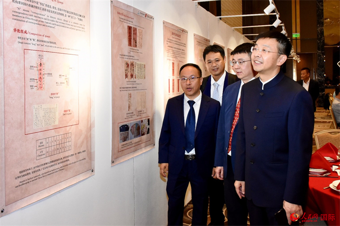 中國駐菲律賓大使館臨時(shí)代辦周志勇參觀“跨山越海兩地情”菲律賓主題僑批展。人民網(wǎng)記者 樊帆攝