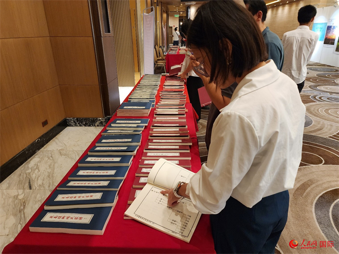 現(xiàn)場(chǎng)嘉賓參觀“根脈尋蹤”泉州百個(gè)家族移民菲律賓族譜展。人民網(wǎng)記者 樊帆攝