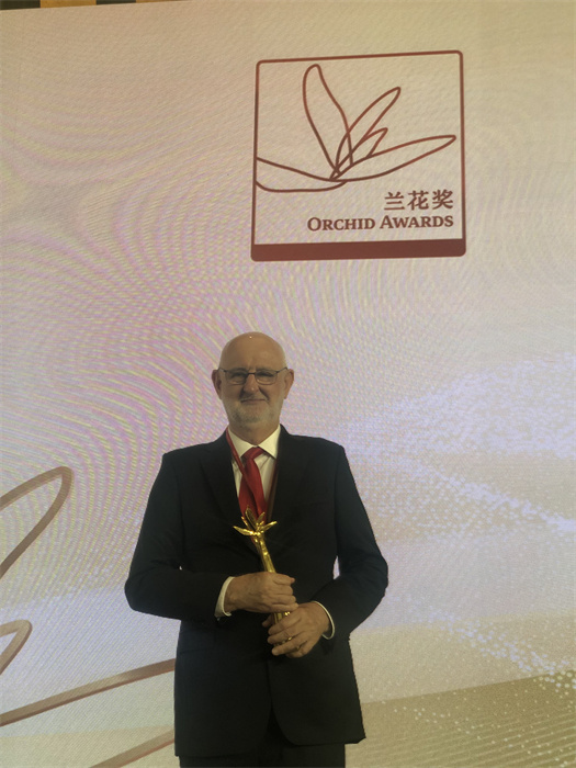 保利諾教授在頒獎典禮現(xiàn)場。 巴西圣保羅州立大學(xué)孔子學(xué)院供圖。